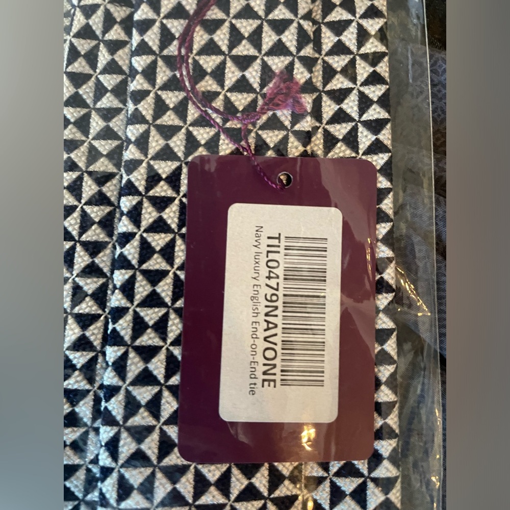 Brand-new Charles Tyrwhitt Handmade Luxury Tie - Picture 3 of 5